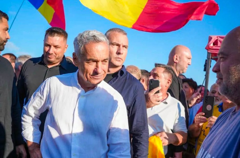 Călin Georgescu, ironizat la Călugăreni. Eugen Tomac: „Nu există cuvântul «dronă» în limba bătrână”