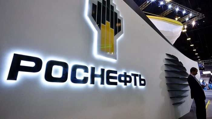 Clădire pe care scrie în rusește Rosneft