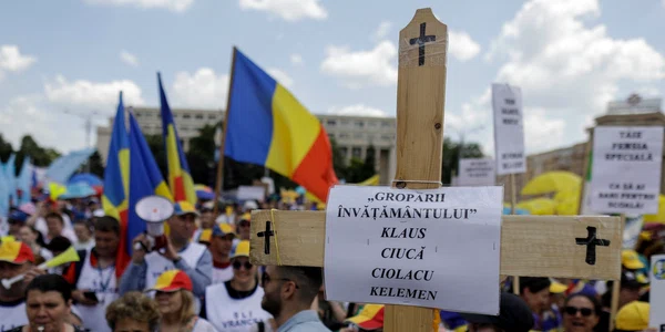 Protestul organizat de sindicaliștii din domeniul educației și susținătorii acestora în Piața Victoriei din București. FOTO Inquam Photos / Octav Ganea