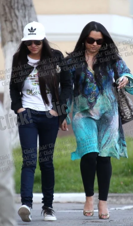 
    Fiica lui Adi Minune, împreună cu mama ei  