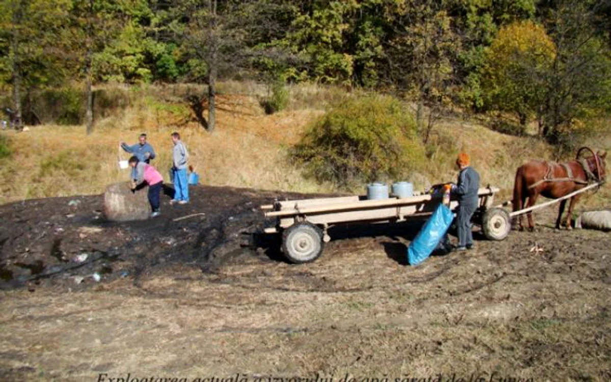 Izvorul sărat este folosit şi în prezent de localnici, pentru conservarea sau prepararea alimentelor. FOTO: CMJ Neamţ