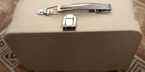 Pensionarul s-a ales cu o valiza cu hârtii fără valoare