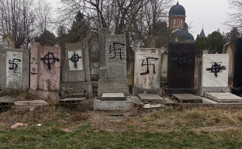 Imagini cu cimitirul evreiesc din Bacău vandalizat de un tânăr: simboluri naziste pe monumente