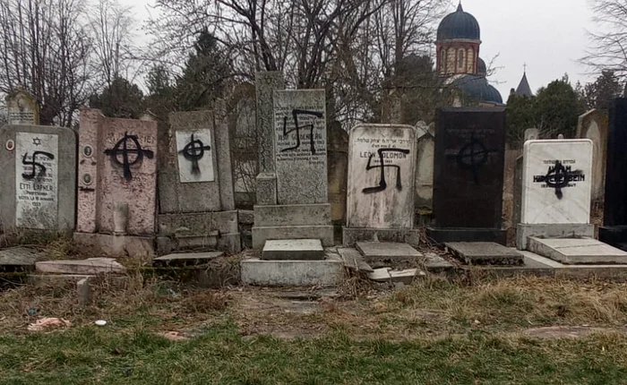 Cimitirul vandalizat din Bacău 