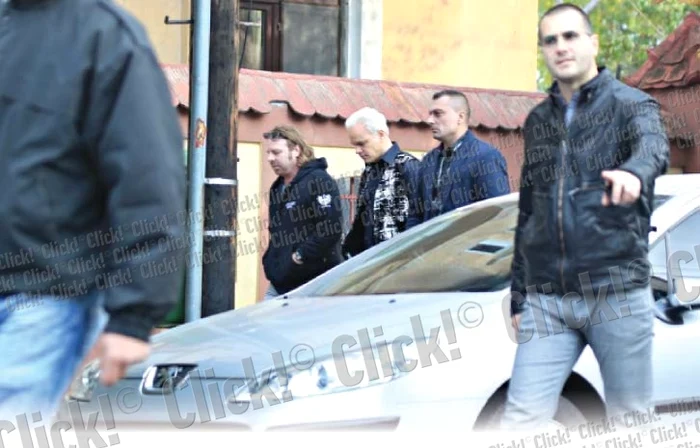 Pe tot parcursul plimbării, actorul a fost înconjurat de paznici. El a purat peruca folosită în timpul filmărilor (FOTOGRAFII: MIHAI IONESCU)