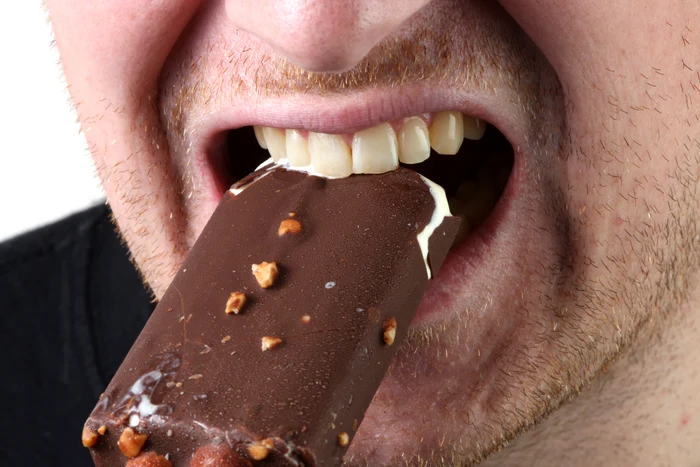 Rece şi dulce. Ce poate fi mai dăunător pentru dinţi decât o îngheţată?!