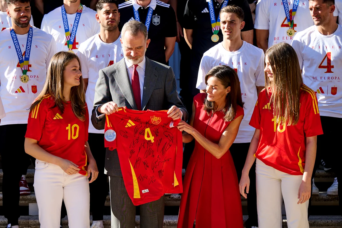 Familia Regală spaniolă, în roșu aniversar. FOTO: Getty Images