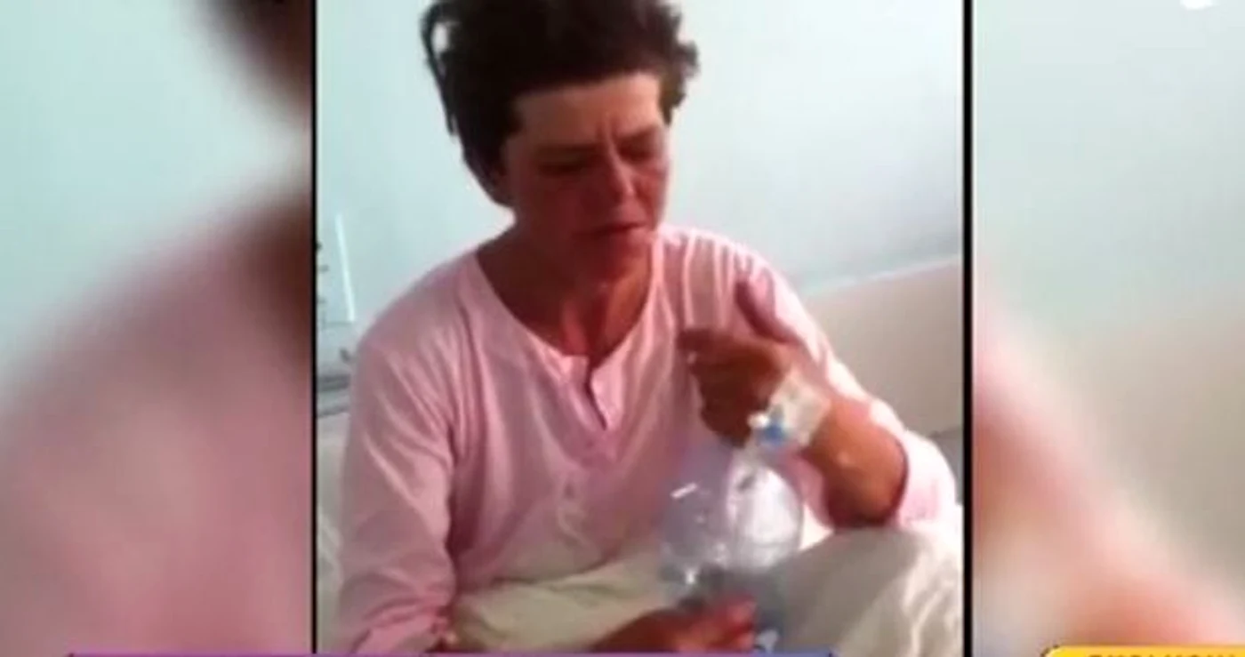 
    Femeia este acum internată în spital, susținând că ar fi căzut în timp ce alerga după apă pentru a stinge icnendiulfoto: captură video Acces Direct  