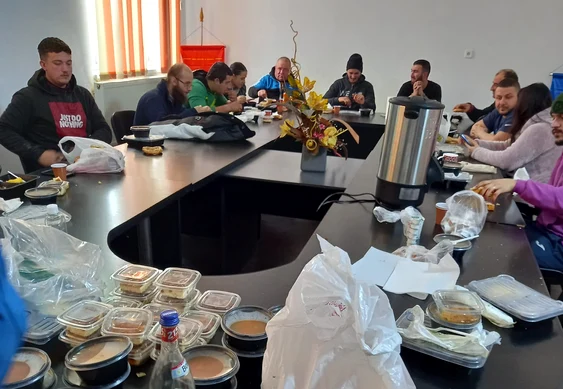 Sinistrații primesc hrană de la Primărie FOTO: ISU Brăila