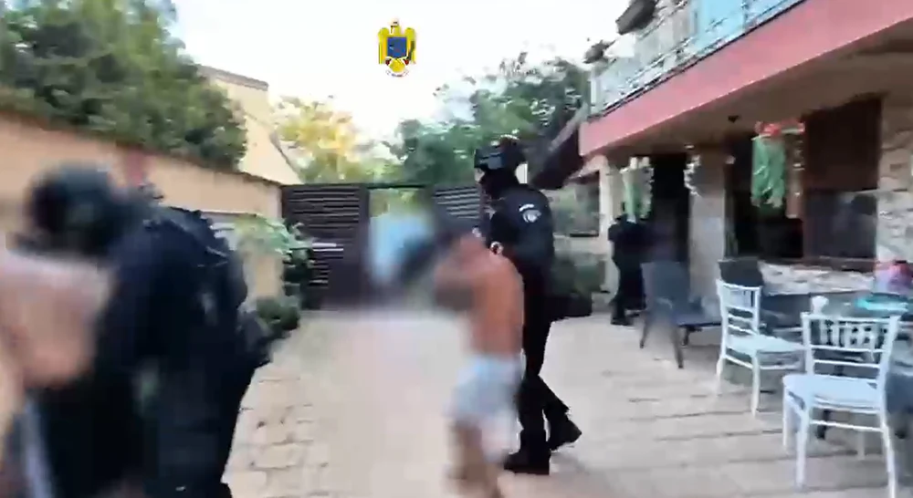 Grupările de interlopi Ștoacă și Toboșarii, lovite de percheziții de amploare. Acuzații de focuri de armă, incendieri și atacuri cu cocktailuri Molotov