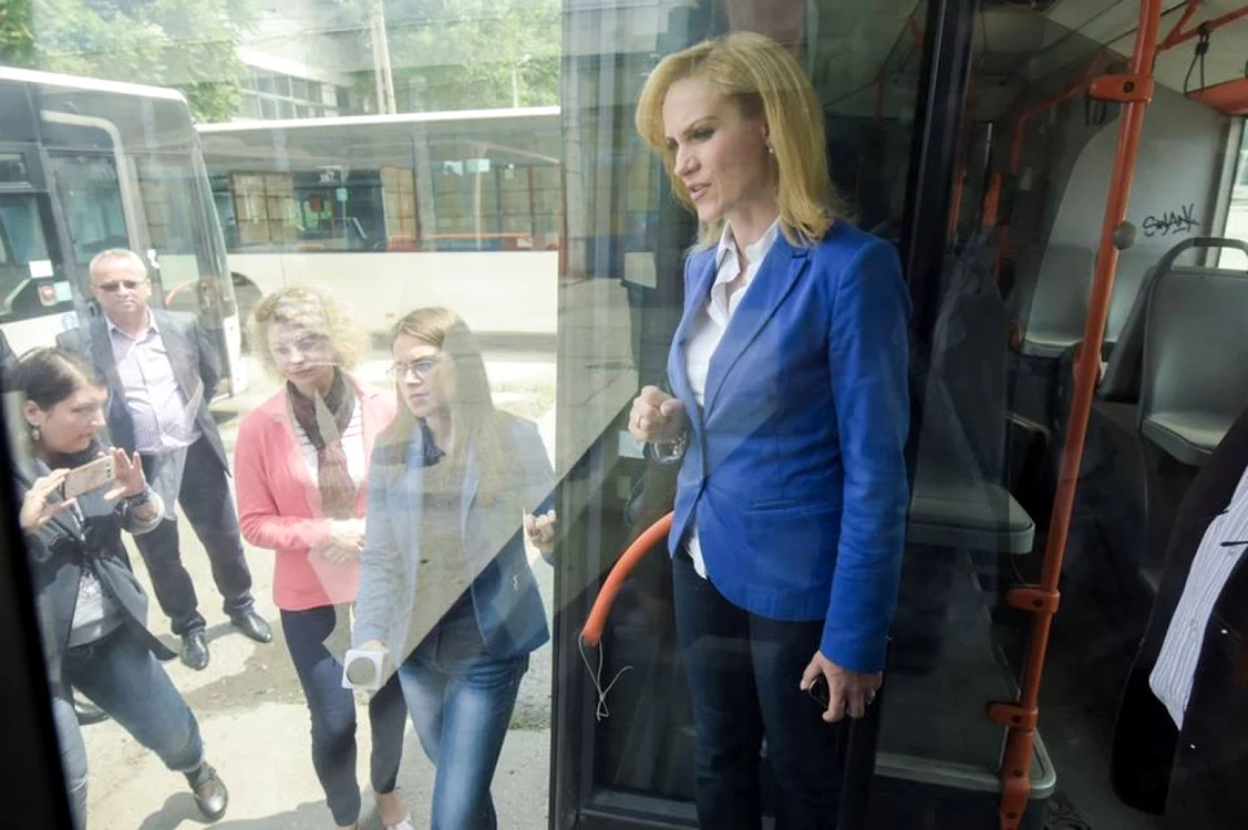Gabriela Firea, în autobuz FOTO Facebook