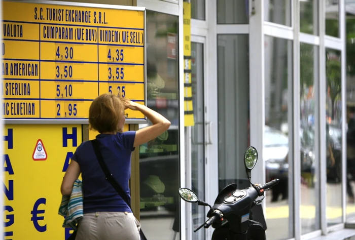 Euro se vinde la casele de schimb valutar cu aproximativ 4,35 lei FOTO Adevărul