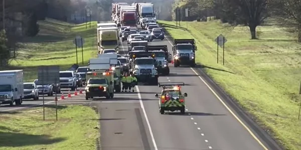 6 fete au murit după ce au fost aruncate din mașină, într un accident pe o autostradă din SUA FOTO Twitter jpg