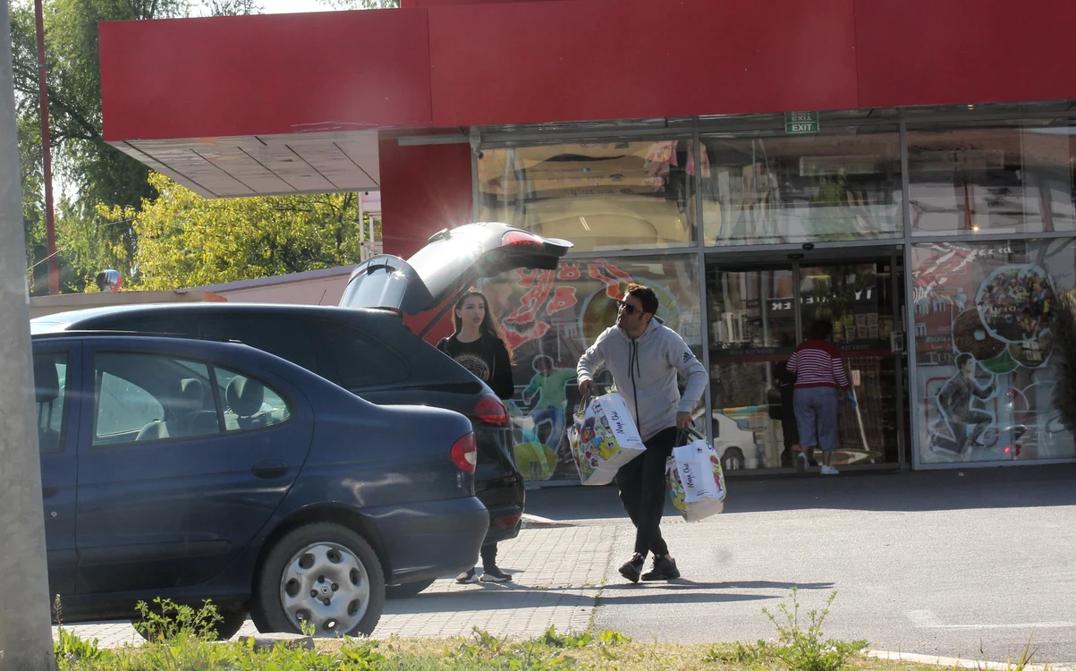 Momentul în care Mutu se lovește la cap când deschide portbagajul