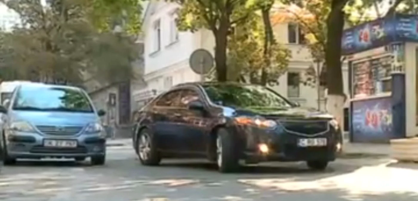 Maşina a fost oprită de oamenii legii, după ce-a închis strada Liviu Deleanu din sectorul Buiucani al Capitalei Foto: Publika.md