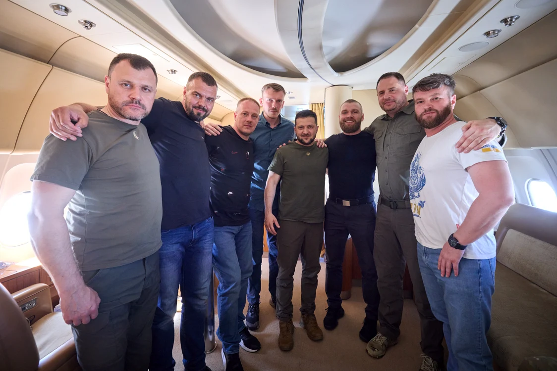 Zelenski s-a întors din Turcia cu cinci prizonieri ai batalionului Azov FOTO Arhivă