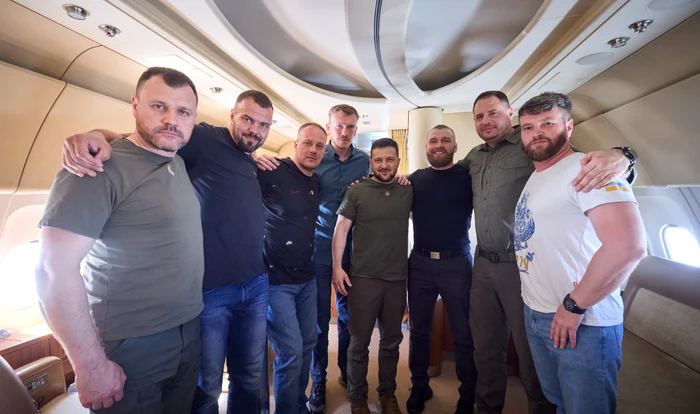 Zelenski și soldații care au luptat la Azovstal FOTO: Twitter V. Zelenski