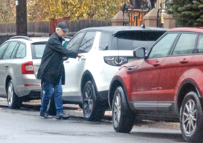 
    Anghel Iordănescu este foarte mândru de mașina saFoto: Mihai Ionescu  