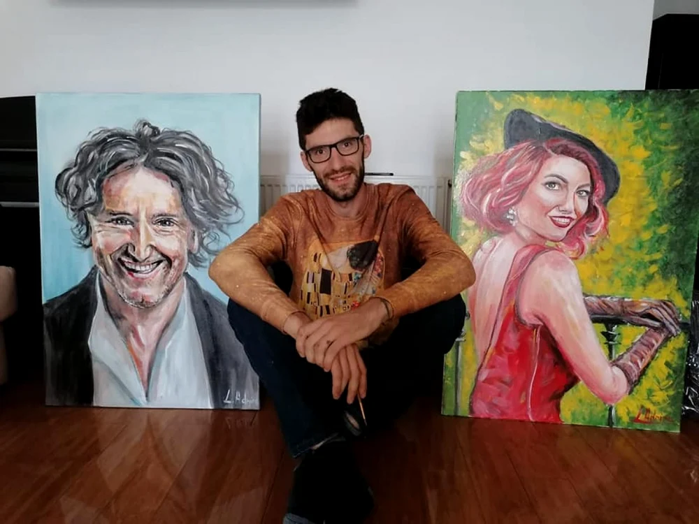 Profesorul de pictură din Vâlcea Adrian Luţă care le-a creat şi dăruit lui Goran Bregovic şi Elena Gheorghe câte un portret Foto Adrian Luta