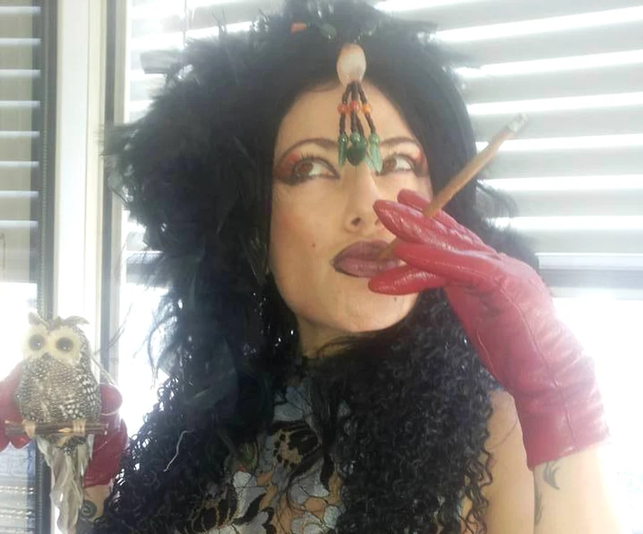 Iulia Albu a fost surprinsă prima oară cu găina în ianuarie 2013foto: arhivă Click!