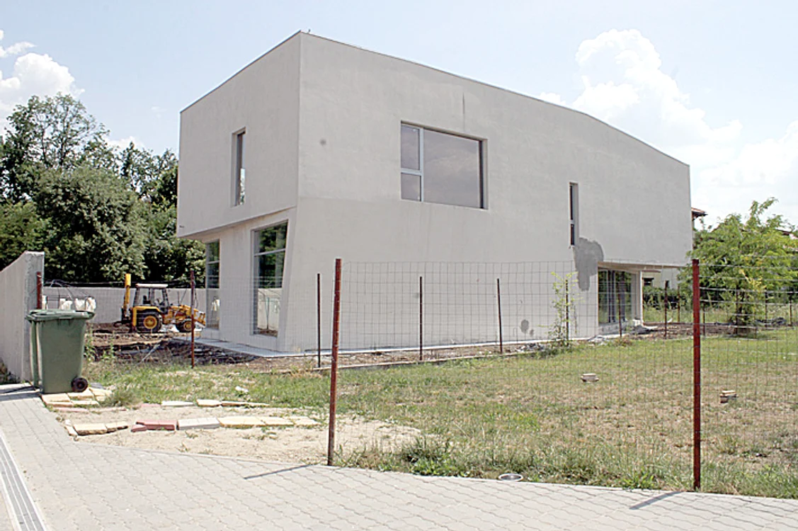 În curte a fost  adus de câteva  zile un excavator
