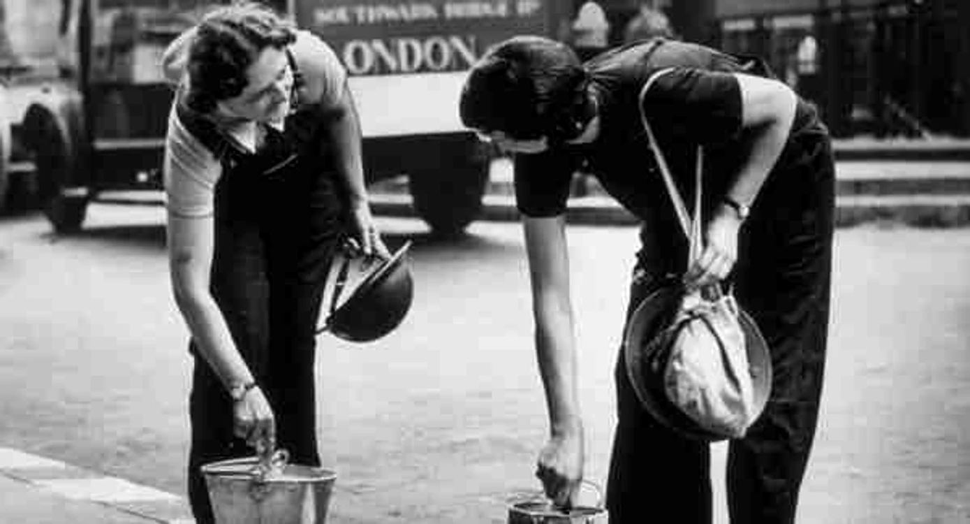 Pictura „Ruby Loftus Screwing a Breech Ring”, semnată de Laura Knight, 1941Foto: IWM