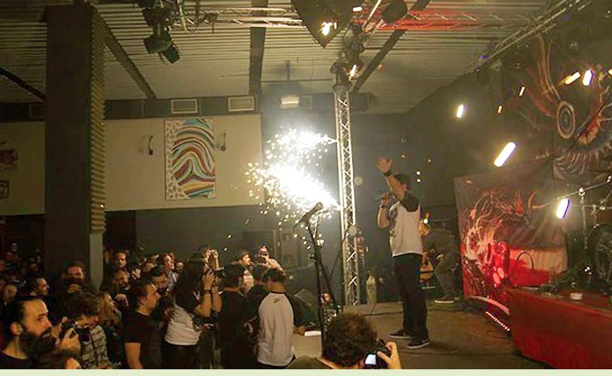 
    Așa erau montate artificiile „fântână de scenă”, la concertul  „Goodbye to Gravity”  