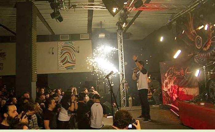 
    Așa erau montate artificiile „fântână de scenă”, la concertul  „Goodbye to Gravity”  