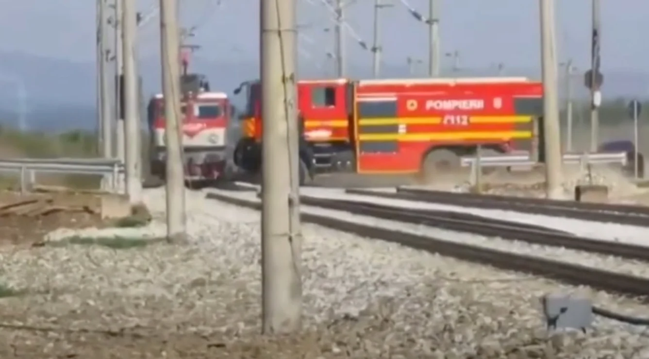 Mecanicul a reușit la limită evitarea impactului. FOTO Screenshot video TurdaNews.net