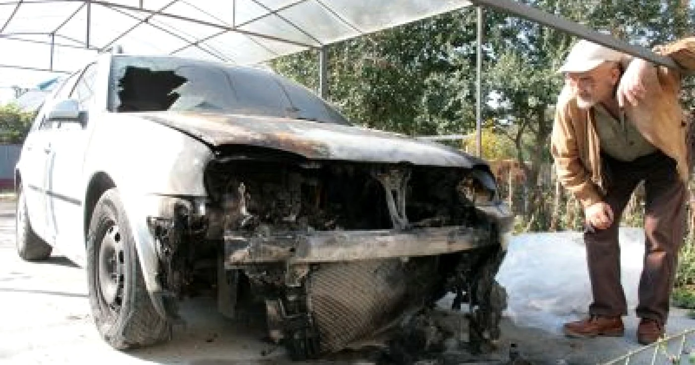 NEAMŢ: Maşină de poliţist incendiată de o mână criminală
