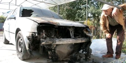 NEAMŢ: Maşină de poliţist incendiată de o mână criminală