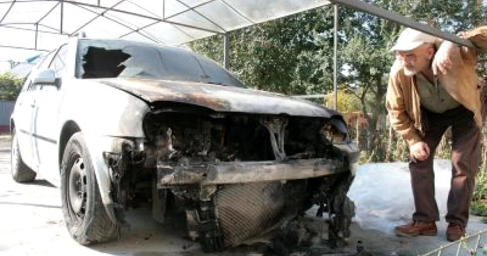 NEAMŢ: Maşină de poliţist incendiată de o mână criminală