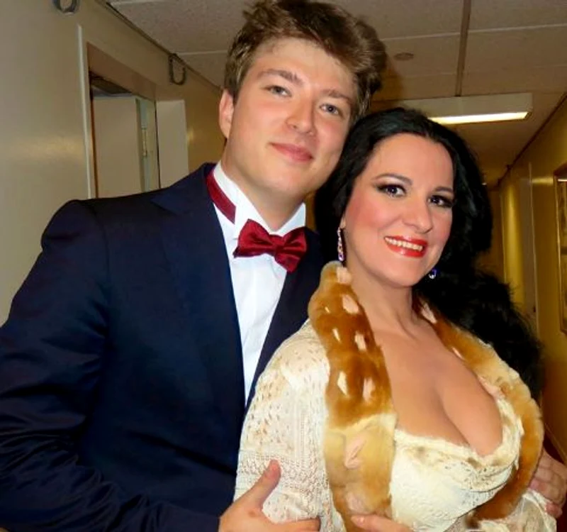 
    Angela Gheorghiu îl iubește de șapte ani pe Mihai, medic stomatologfoto: arhivă personală  