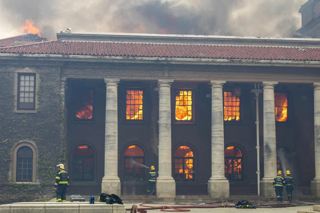 Biblioteca Jagger a Universităţii din Cape Town a fost cuprinsă de flăcări Foto: EAP EFE