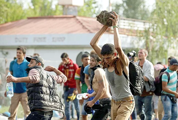 Refugiaţii au ripostat cu bolovani şi sticle