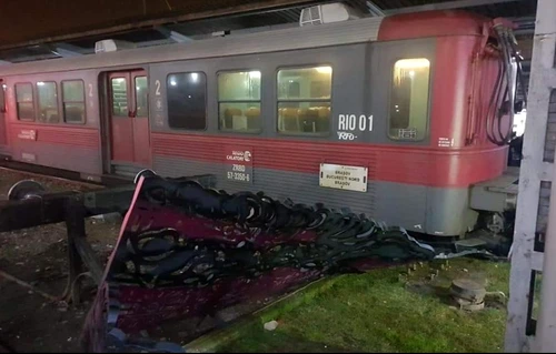 Trenul a lovit sistemul de siguranță al Gării
