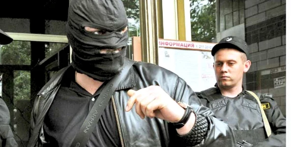 Mascaţii şi trupele OMON  au dat buzna în locuinţele  liderilor opoziţiei ruse