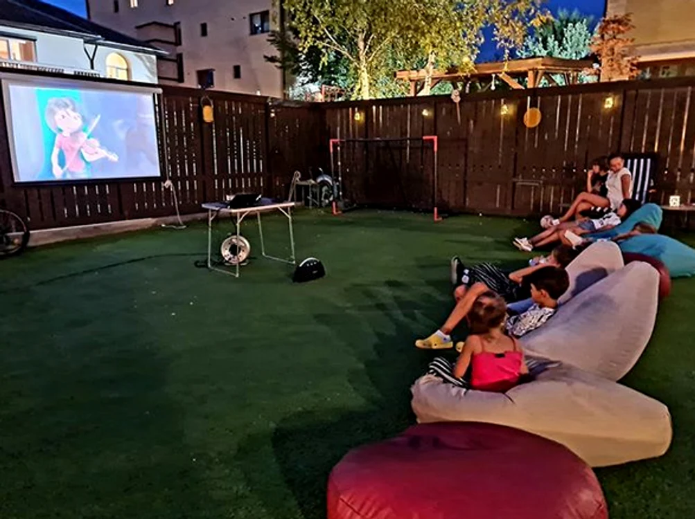Copiii, la cinema, în curtea lui Bobonete