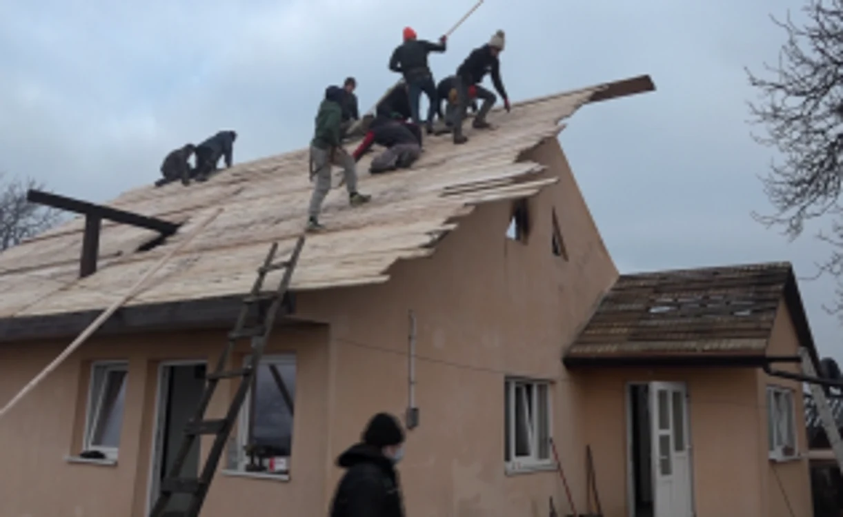 Voluntarii reconstruiesc acoperişul mistuit de flăcări FOTO: Oana Şlemco