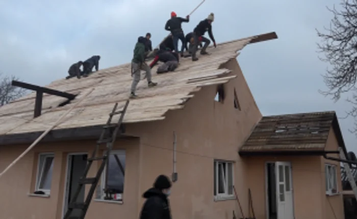 Voluntarii reconstruiesc acoperişul mistuit de flăcări FOTO: Oana Şlemco