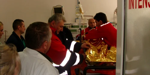 Paznicul a suferit arsuri care-i pun viaţa în pericol