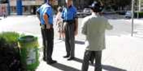 Oamenii în uniformă sunt cu ochii în patru după cei care tulbură ordinea şi liniştea publică