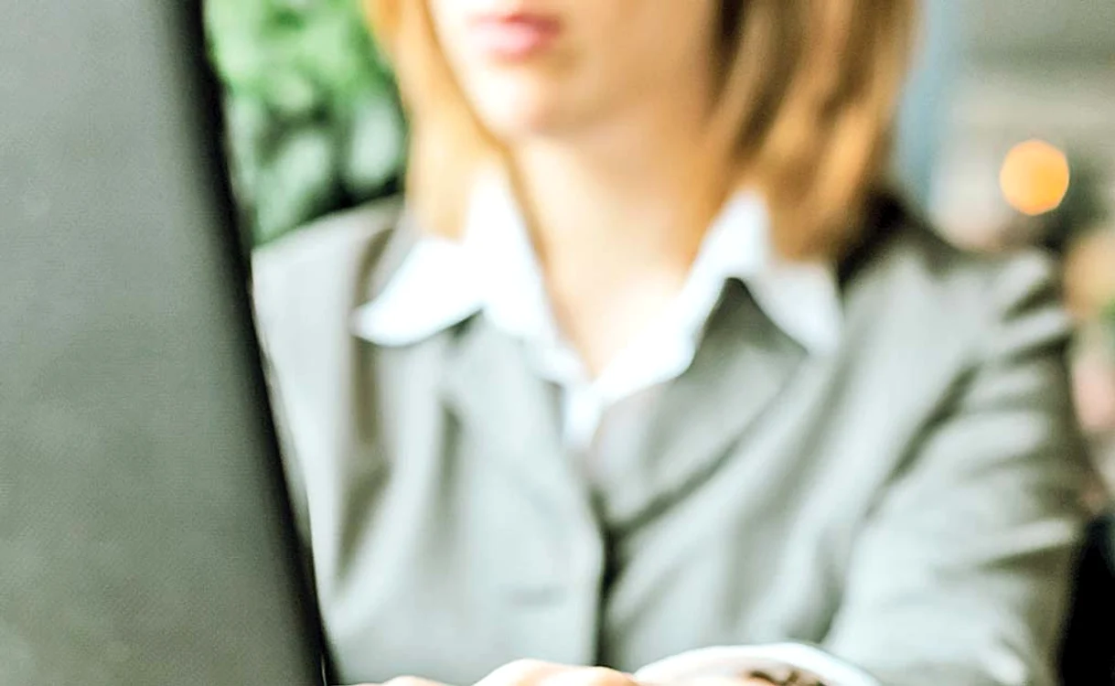 Escroaca a flirtat cu victima pe o reţea socială