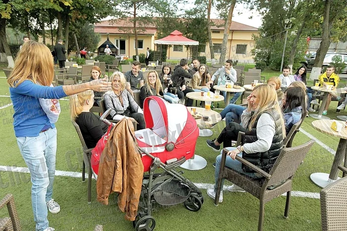 Jucătorii au făcut galerie şi au aplaudat fiecare reuşită a celor din teren (Fotografii: Sever Gheorghe)