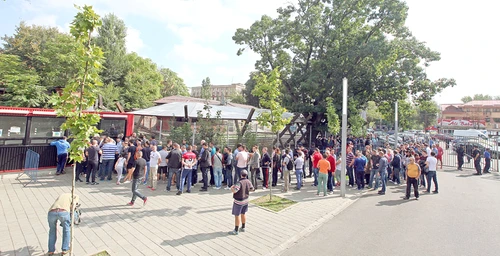 Sute de oameni au stat la cozi ieri pentru a-și lua bilet la meciul cu FinlandaFoto: Sever Gheorghe