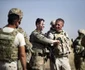  Soldații unui convoi militar rusesc și omologii lor americani s-au salutat în timp ce rutele lor de patrulare s-au intersectat pe un câmp petrolier din Siria FOTO AFP