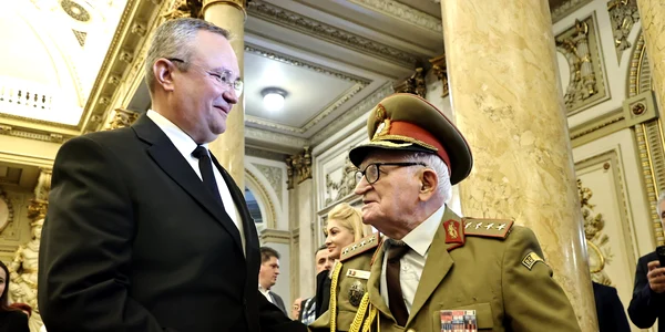 Premierul Nicolae Ciucă a participat la activitatea de împachetare a cadourilor pentru veteranii de război (© Guvernul României)