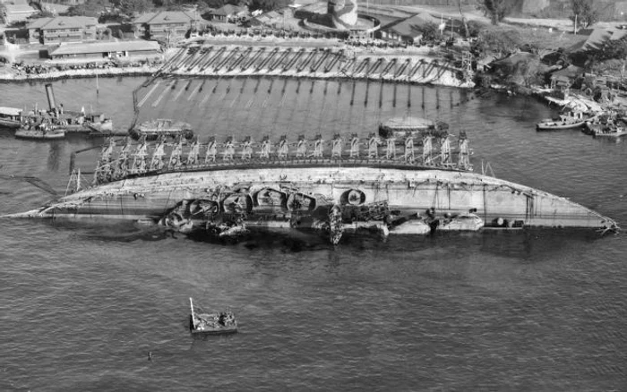 Nava USS Oklahoma distrusă în atacul de la Pearl Harbor Sursa wikipedia.org