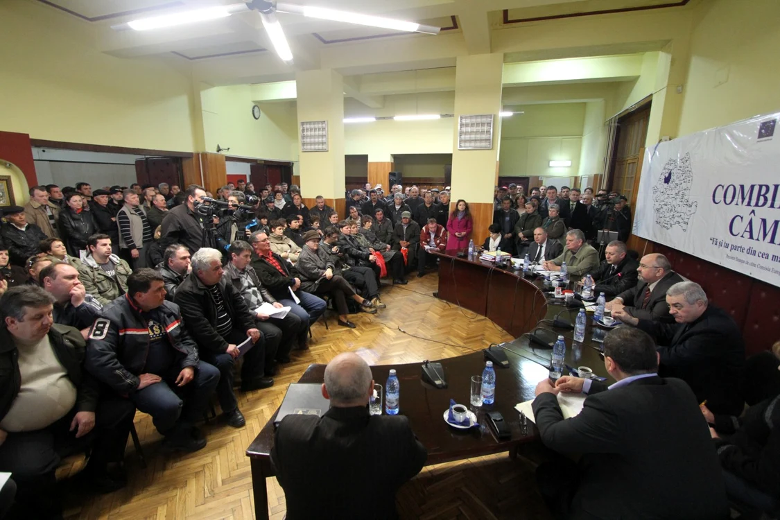 Peste 70 de şomeri de la Mechel Câmpia Turzii s-au întâlnit, miercuri, cu prefectul Clujului şi directorul AJOFM Cluj ca să discute şi despre combinatul social FOTO: Florina Pop