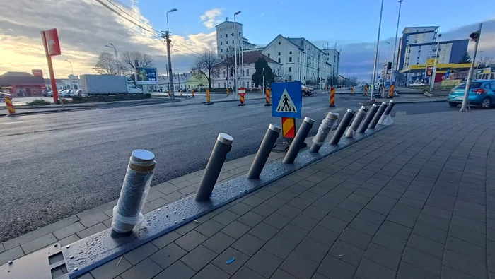 Sistemele care vor susține bicicletele au fost amplasate pe străzi FOTO Cosmin Szekely